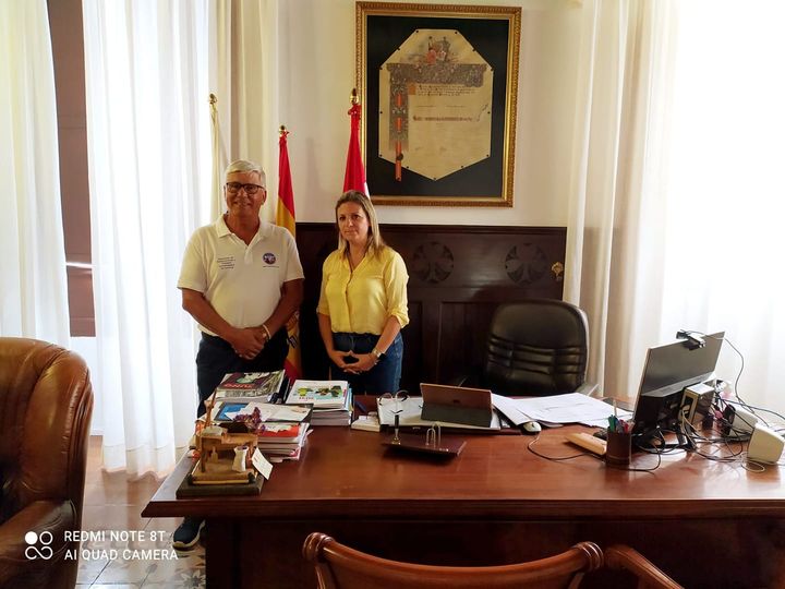 Reunión  mantenida con la alcaldesa de Los Silos, en la Isla Baja, la Sra.  Macarena Fuentes, y promovida por el Pdte. de Amigos de AC Campers, d.  Darío Méndez